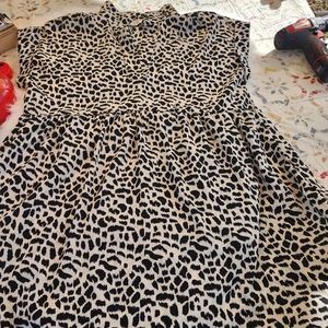 Pretty White with Black print, V neck dress! By umgee USA 🇺🇸  Women's Large